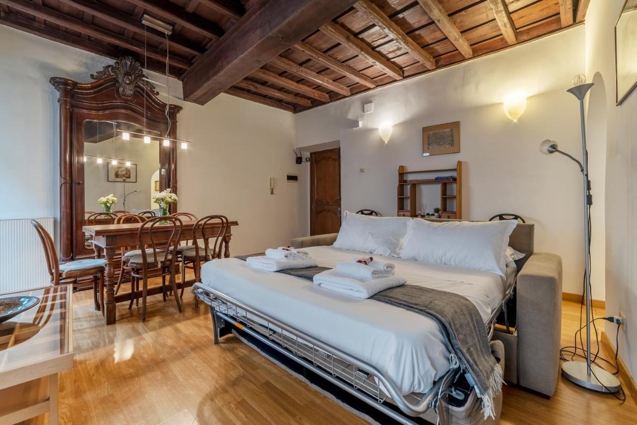 Appartement Tucked Away And Quiet By Piazza Navona - Fromhometorome