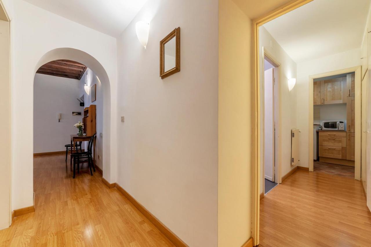 Appartement Tucked Away And Quiet By Piazza Navona - Fromhometorome