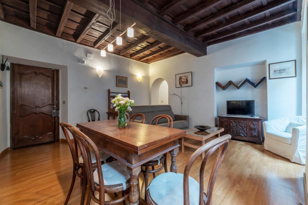 Appartement Tucked Away And Quiet By Piazza Navona - Fromhometorome *